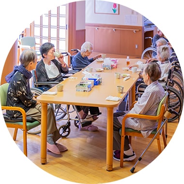 横浜市 介護老人保健施設　境木の丘 利用者様が楽しく食事を召し上がる様子